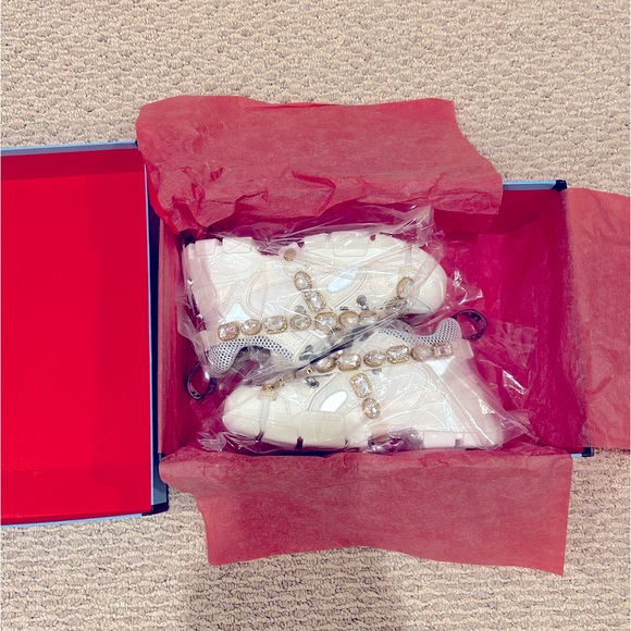 New Women’s Size 36 Gucci Sneakers, Comes With Everything Shown, $1725 Retail - Picture 4 of 5